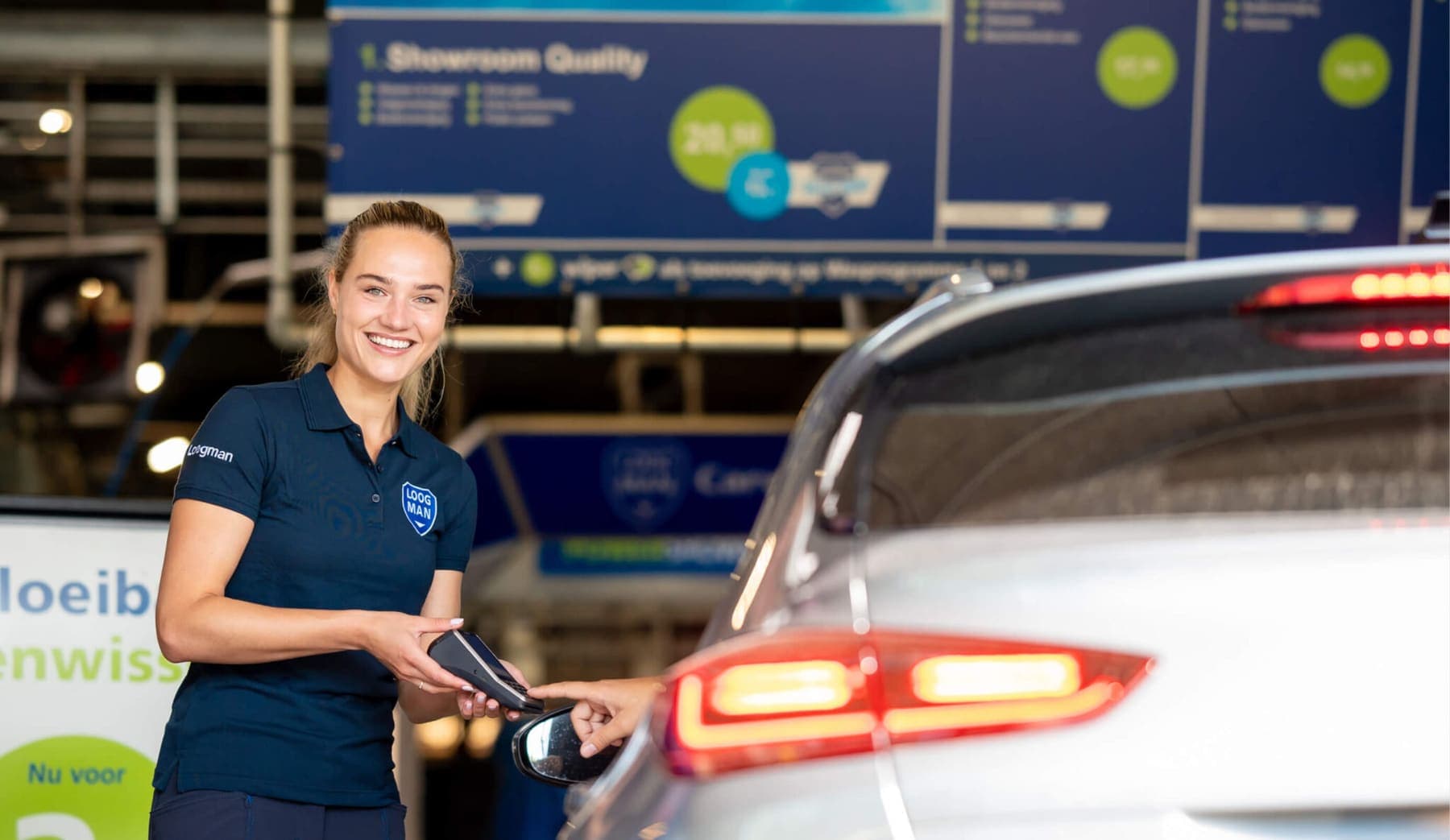 Medewerker van Loogman bij de carwash