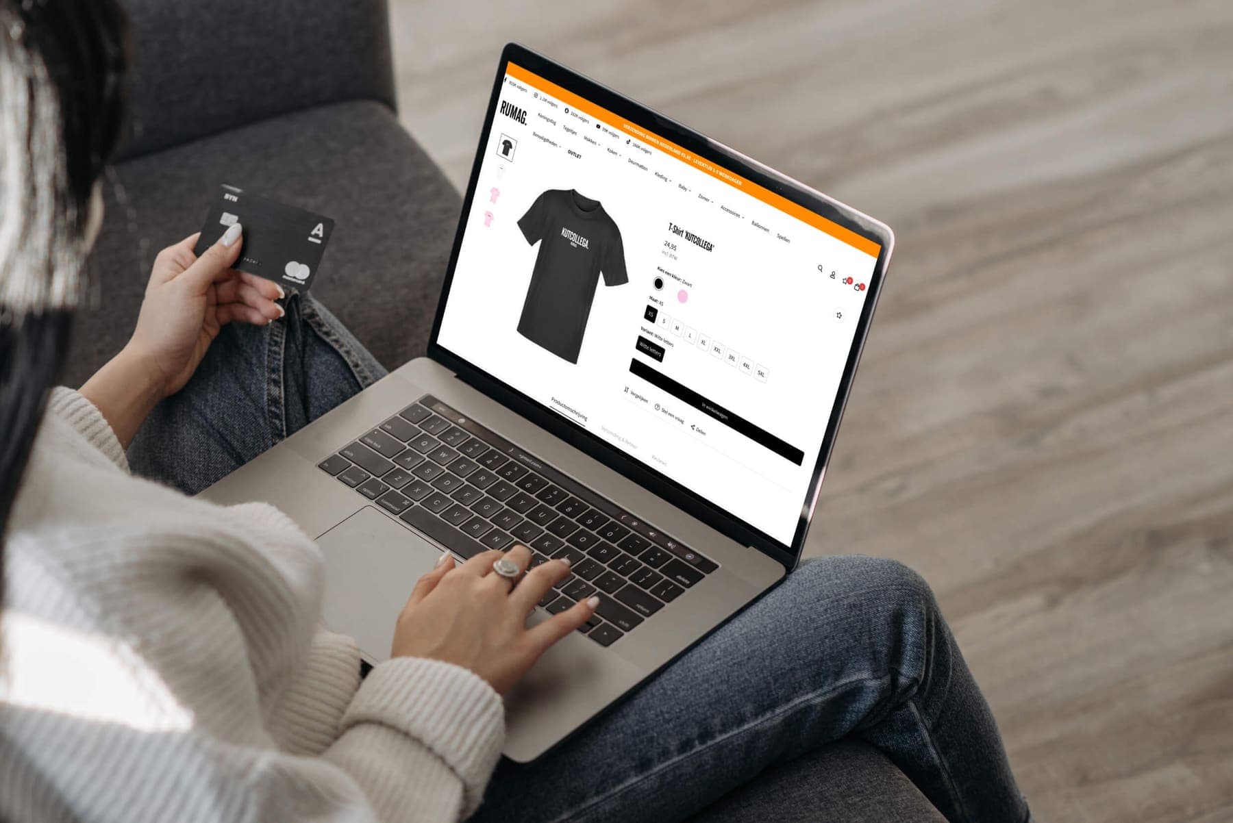De Shopify-webshop van RUMAG op een laptop