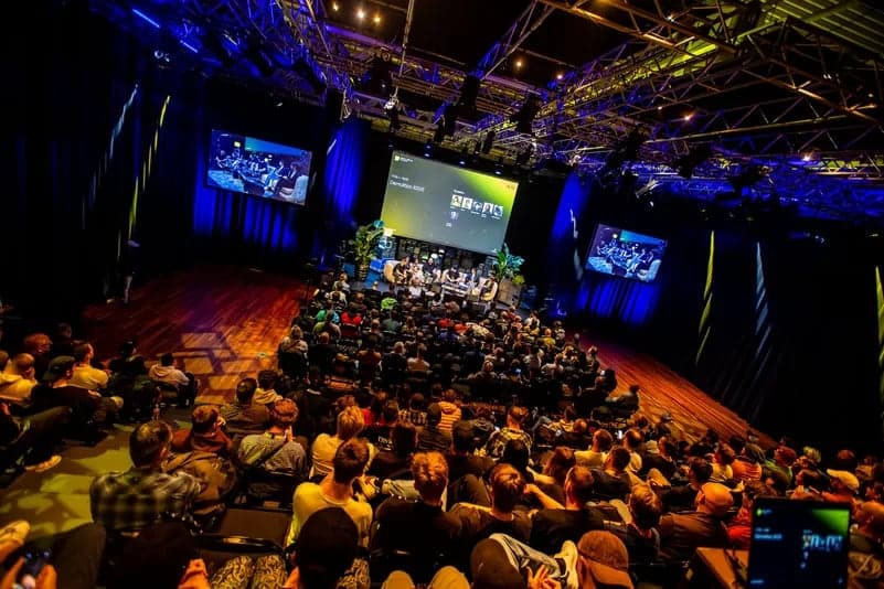 Een volle zaal tijdens Demolition op ADE 2025