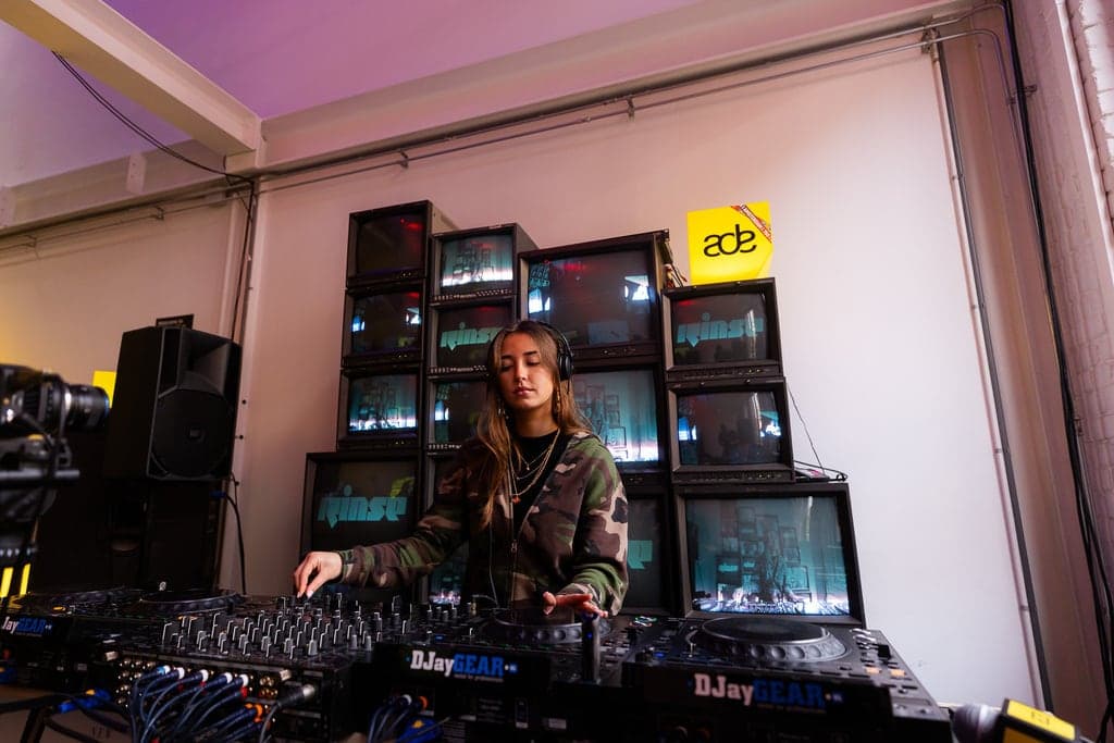 Een dj-set tijdens ADE 2025
