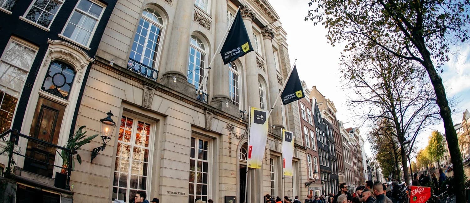 Felix Meritis aan de Keizersgracht tijdens ADE, met de vlaggen van het festival