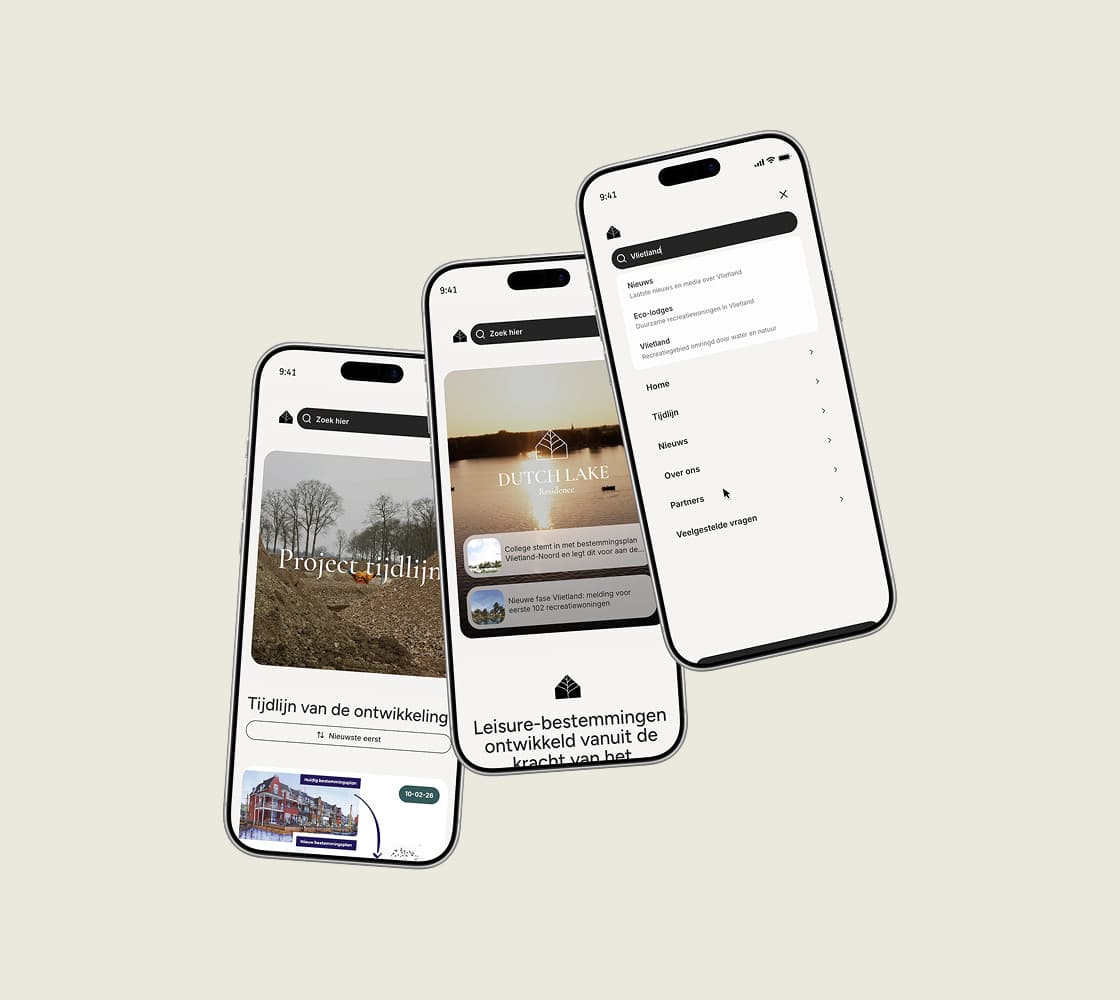 Drie telefoonschermen van het platform: de projecttijdlijn, de nieuwsoverzichtpagina en het zoekveld met suggesties voor Vlietland.