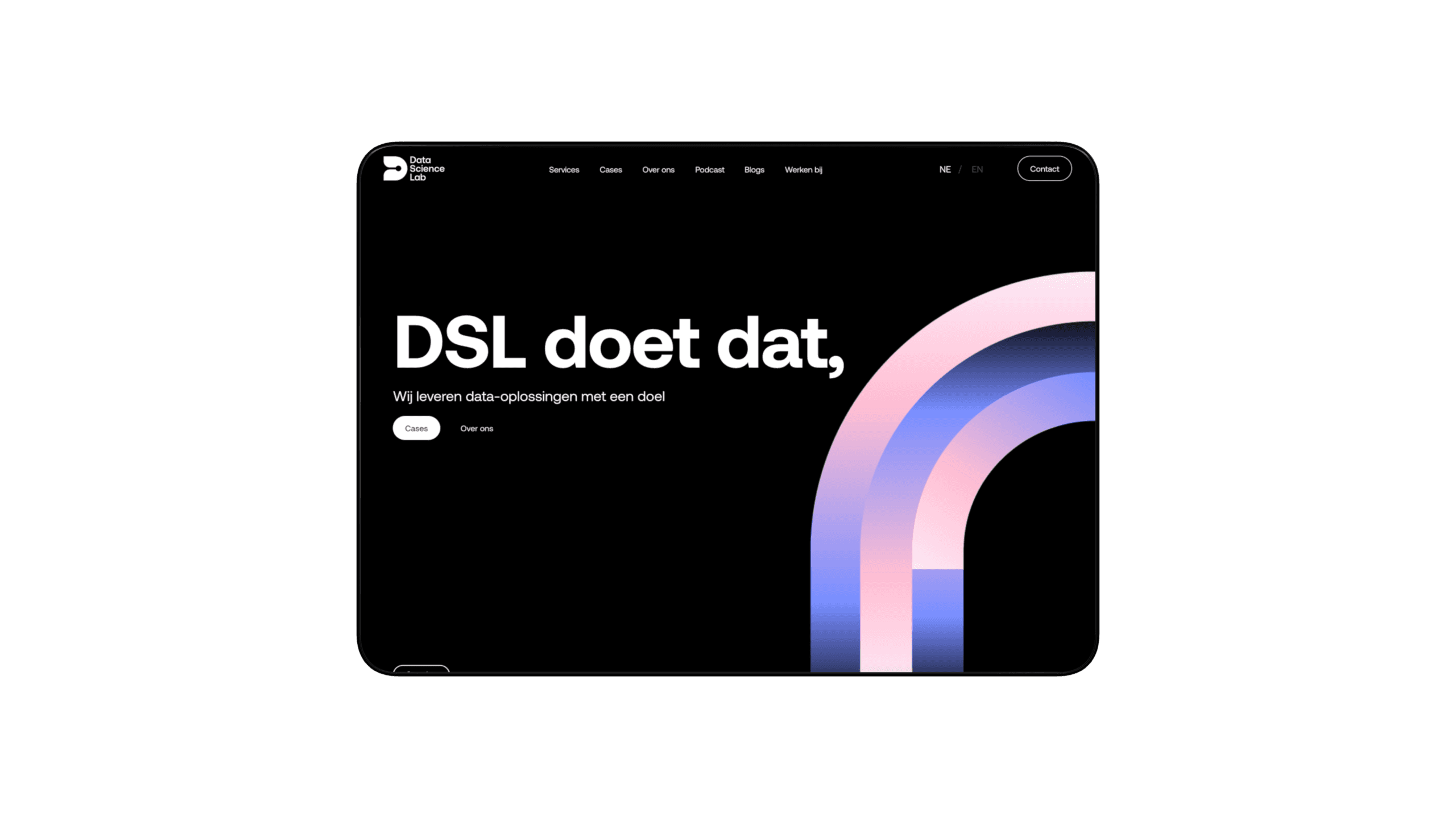 De nieuwe homepage op zwart: de kop "DSL doet dat," met de regel "Wij leveren data-oplossingen met een doel" en een gekleurde boog rechts in beeld.