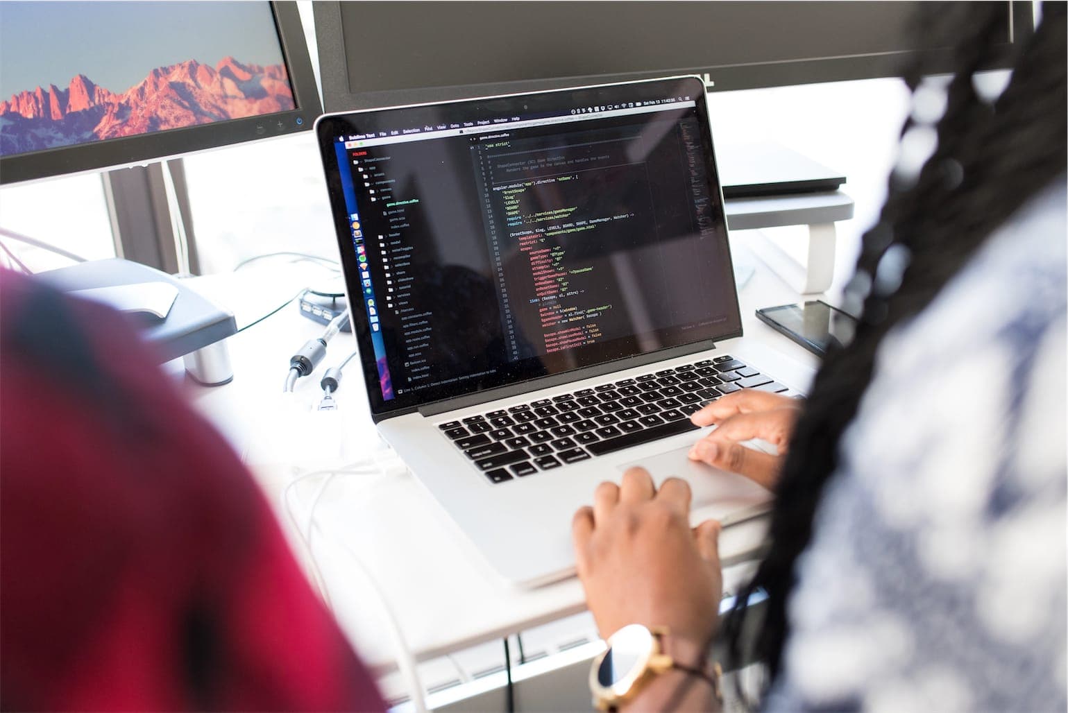 Ervaren React-ontwikkelaar die code schrijft