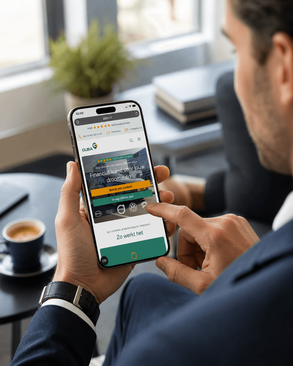 Ondernemer bekijkt op mobiel de GIJBA financial lease website met klantreviews en de uitleg 'Zo werkt het'