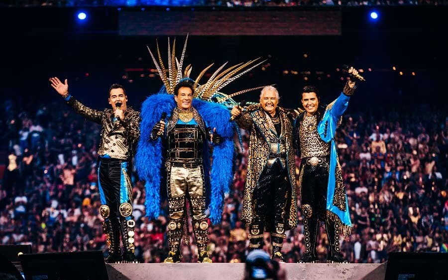 René Froger, Jeroen van der Boom, Gerard Joling en Jan Smit op het podium in de Johan Cruijff ArenA