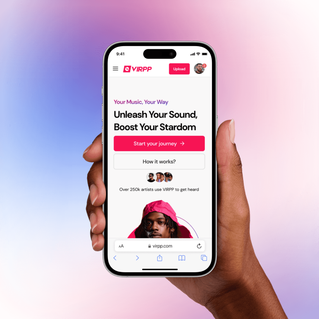 Een hand houdt een telefoon met de mobiele site van VIRPP: "Unleash your sound, boost your stardom" met de knop Start your journey.