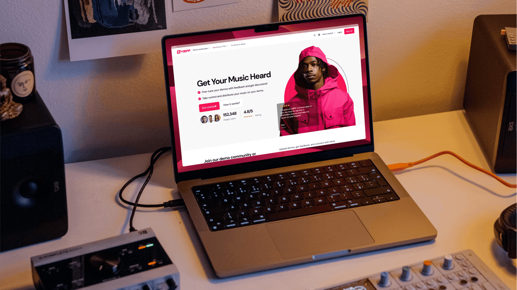 Een laptop in een studio met de homepage van VIRPP: "Get your music heard", met een beoordeling van 4,8 uit 5 en het aantal gebruikers.