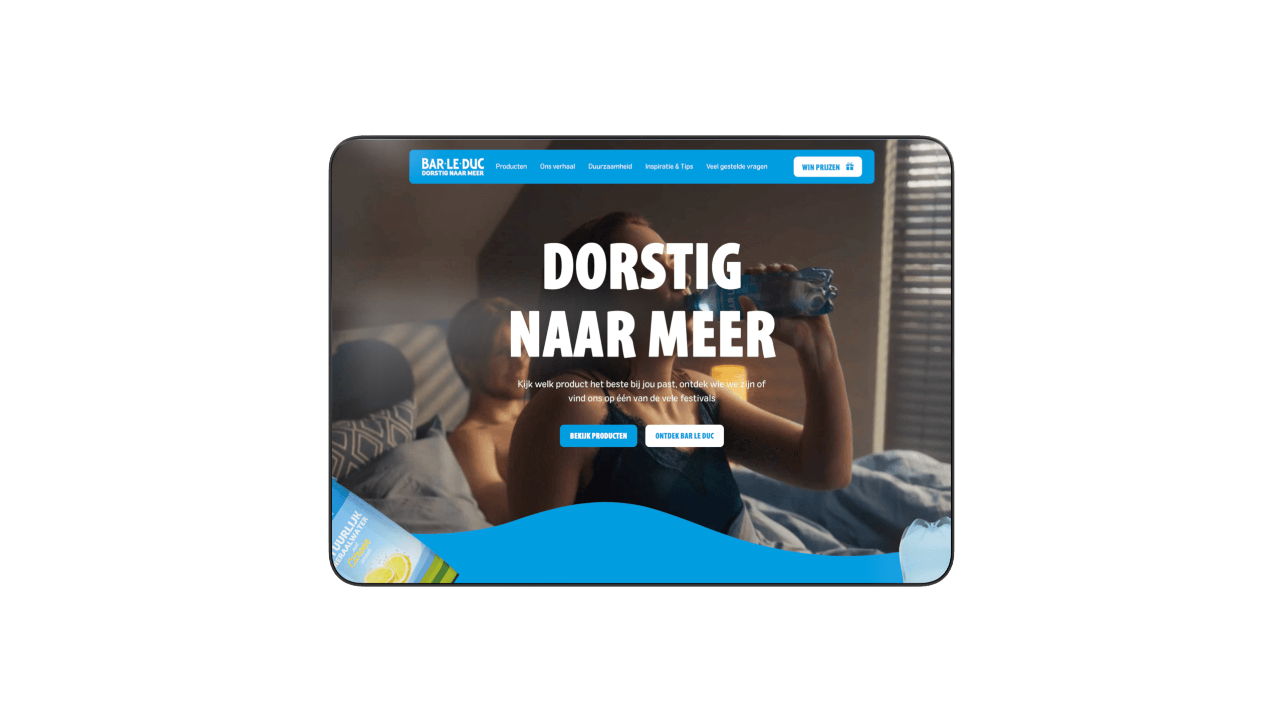 De homepage met de kop "Dorstig naar meer", een videobeeld van iemand die drinkt en de knoppen naar de producten en het merkverhaal.