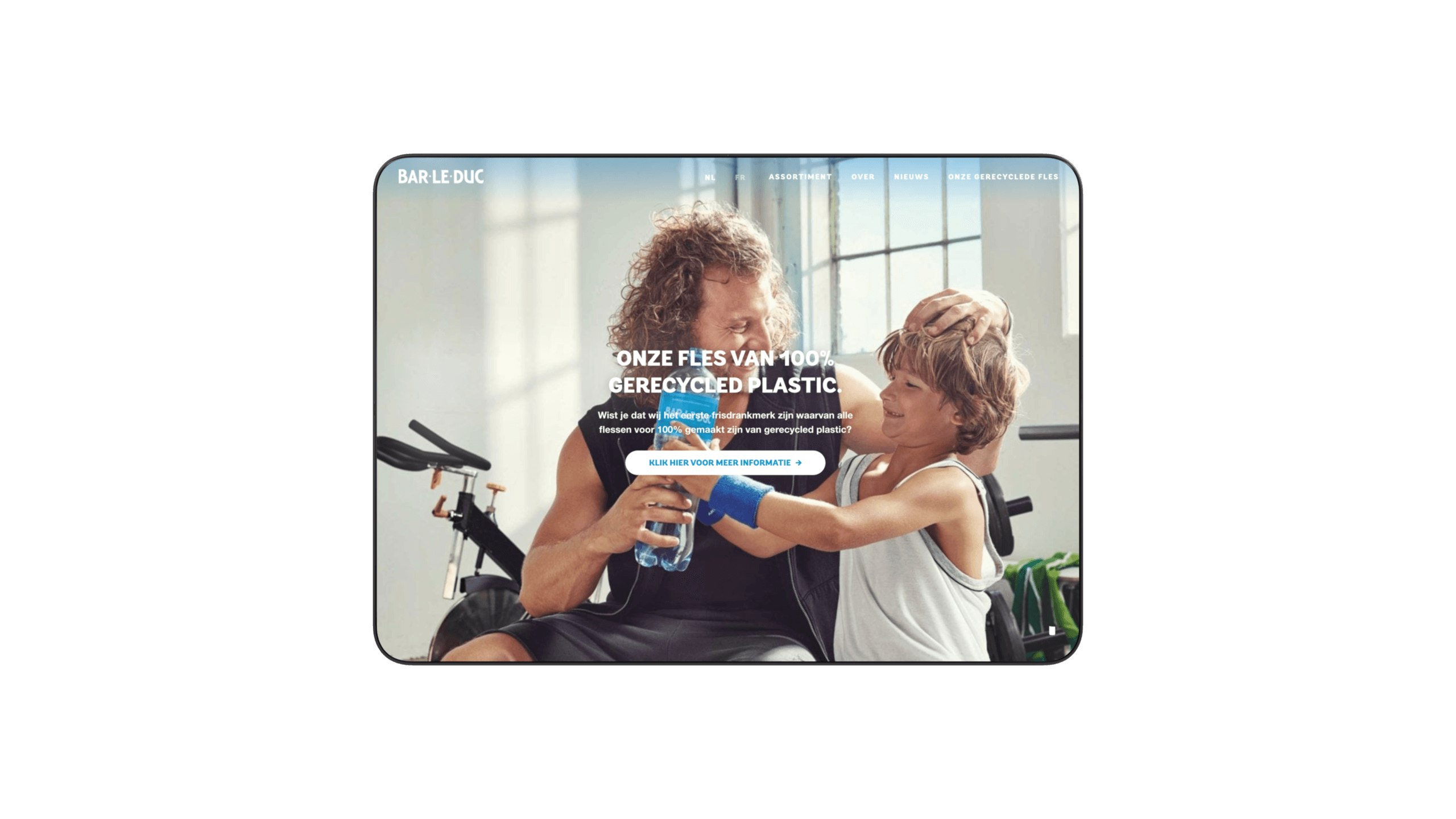 De pagina over de fles van gerecycled plastic: een vader en zoon in de sportschool delen een fles Bar-le-Duc, met de kop "Onze fles van 100% gerecycled plastic".