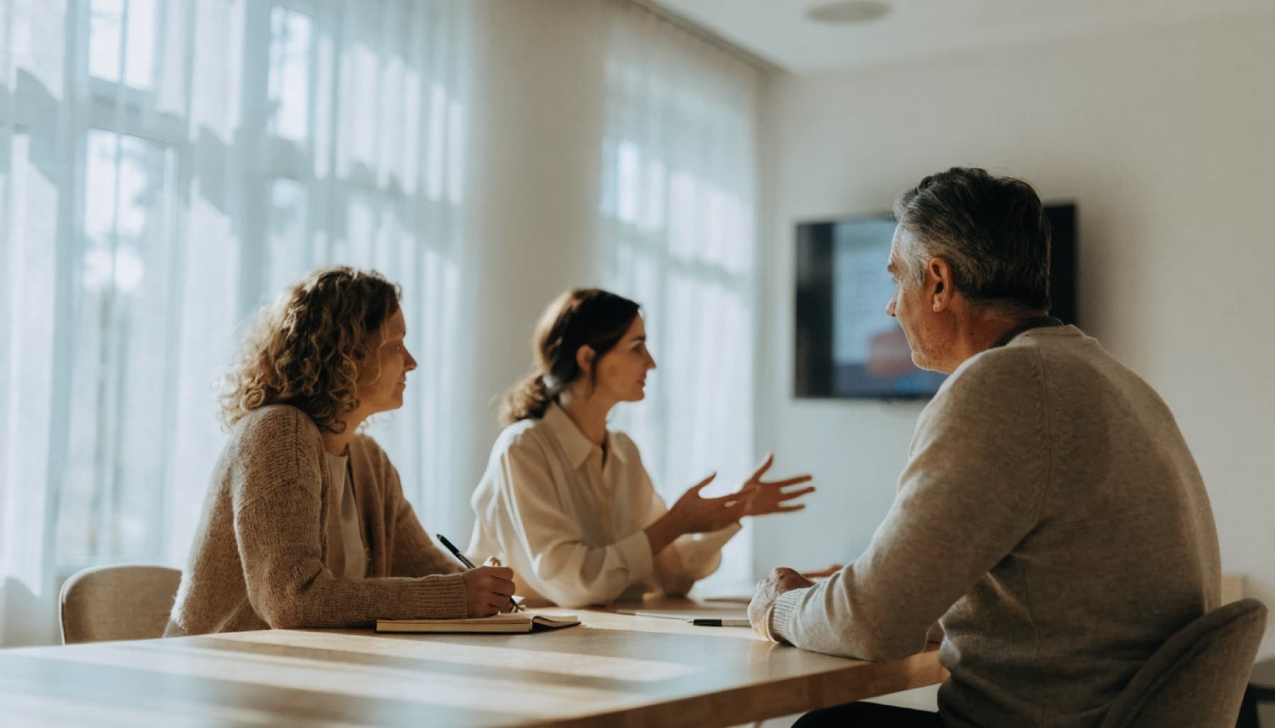Een consultant bespreekt de uitkomsten van de audit met de directeur en de operationeel manager