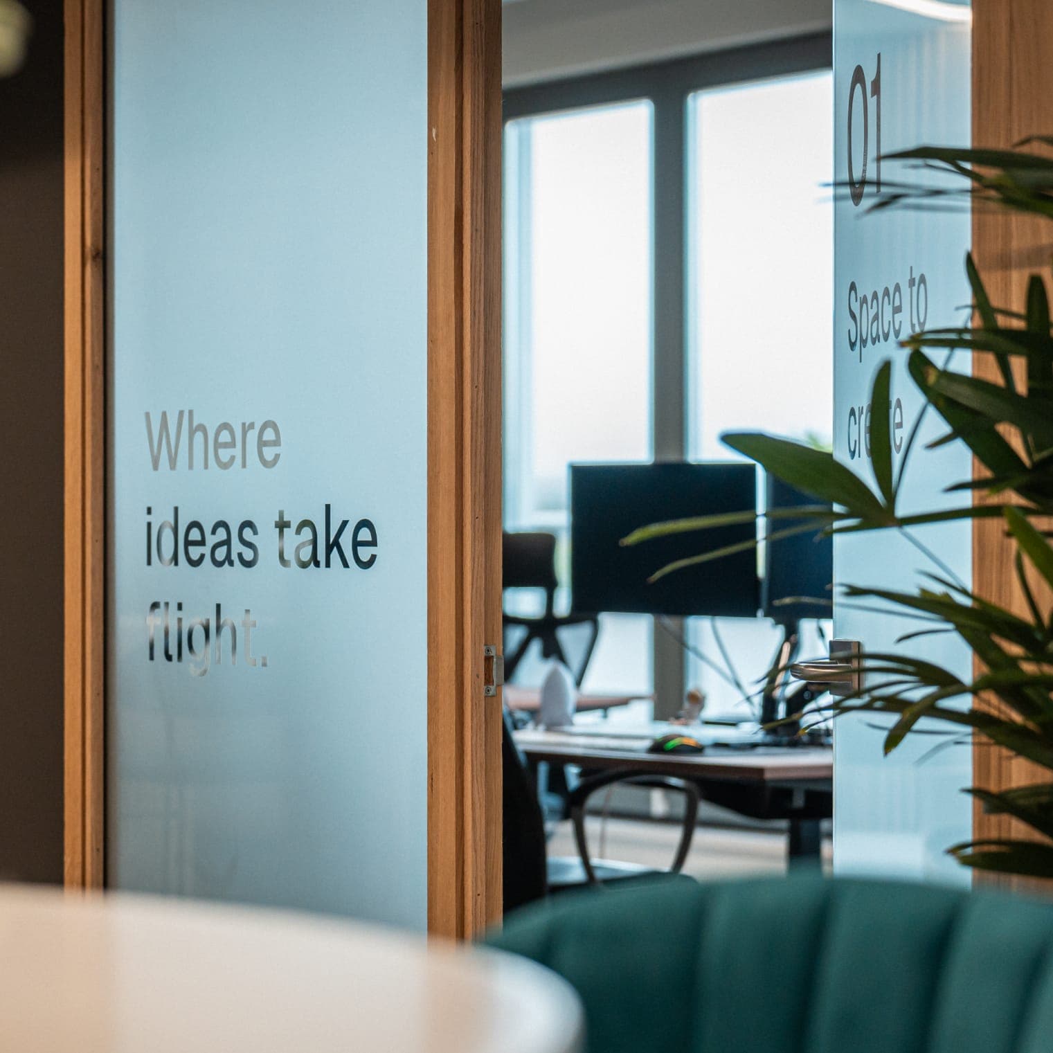 Het kantoor van Your Tech Club met de wand 'Where ideas take flight'