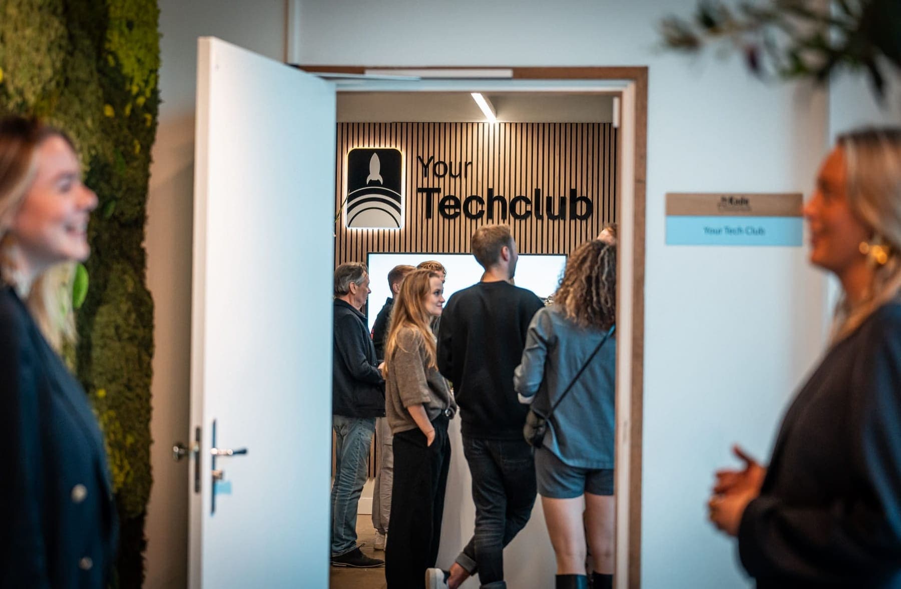 Bezoekers bij de opening van het kantoor van Your Tech Club