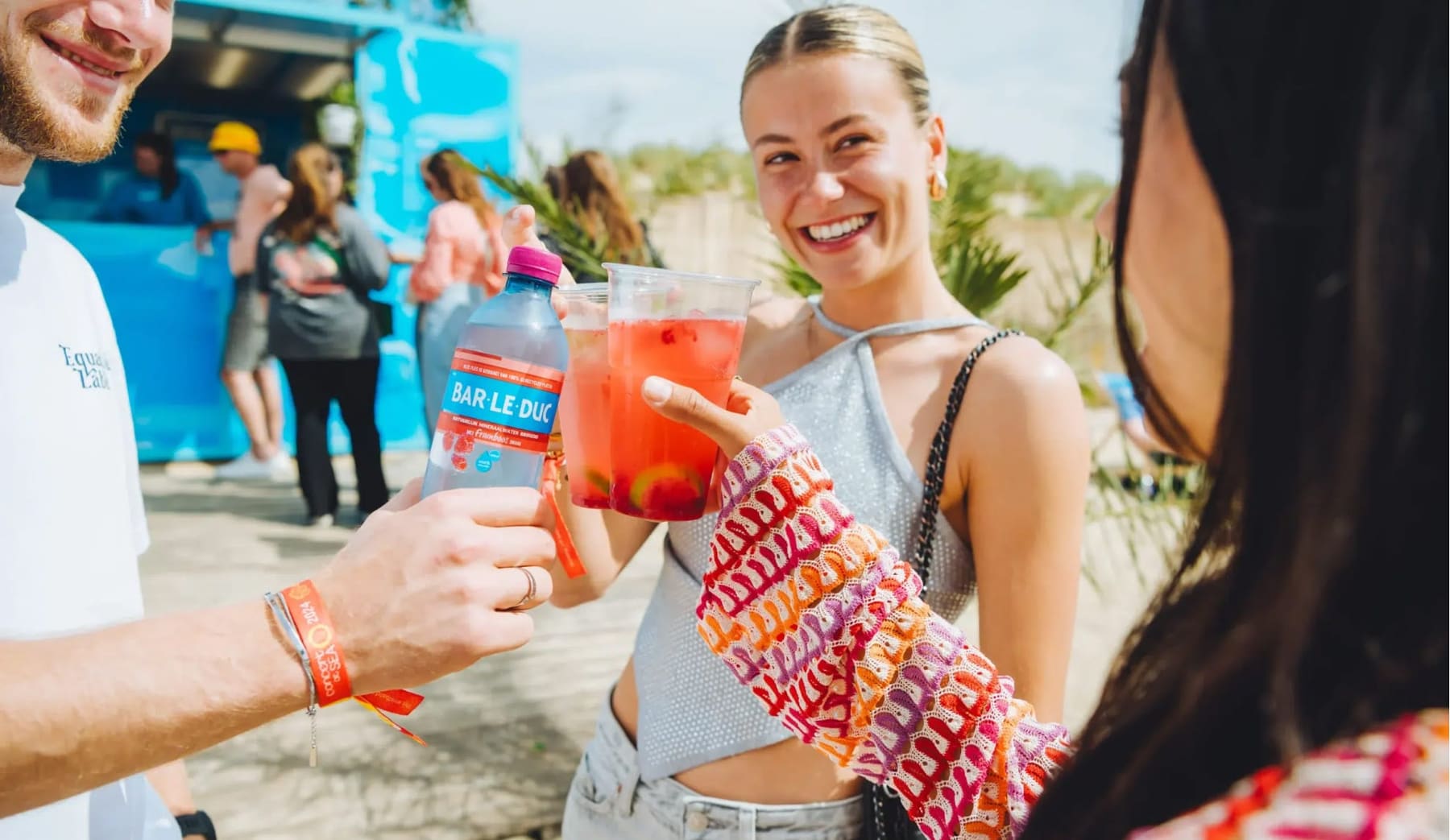 Bezoekers met Bar-le-Duc op een festival