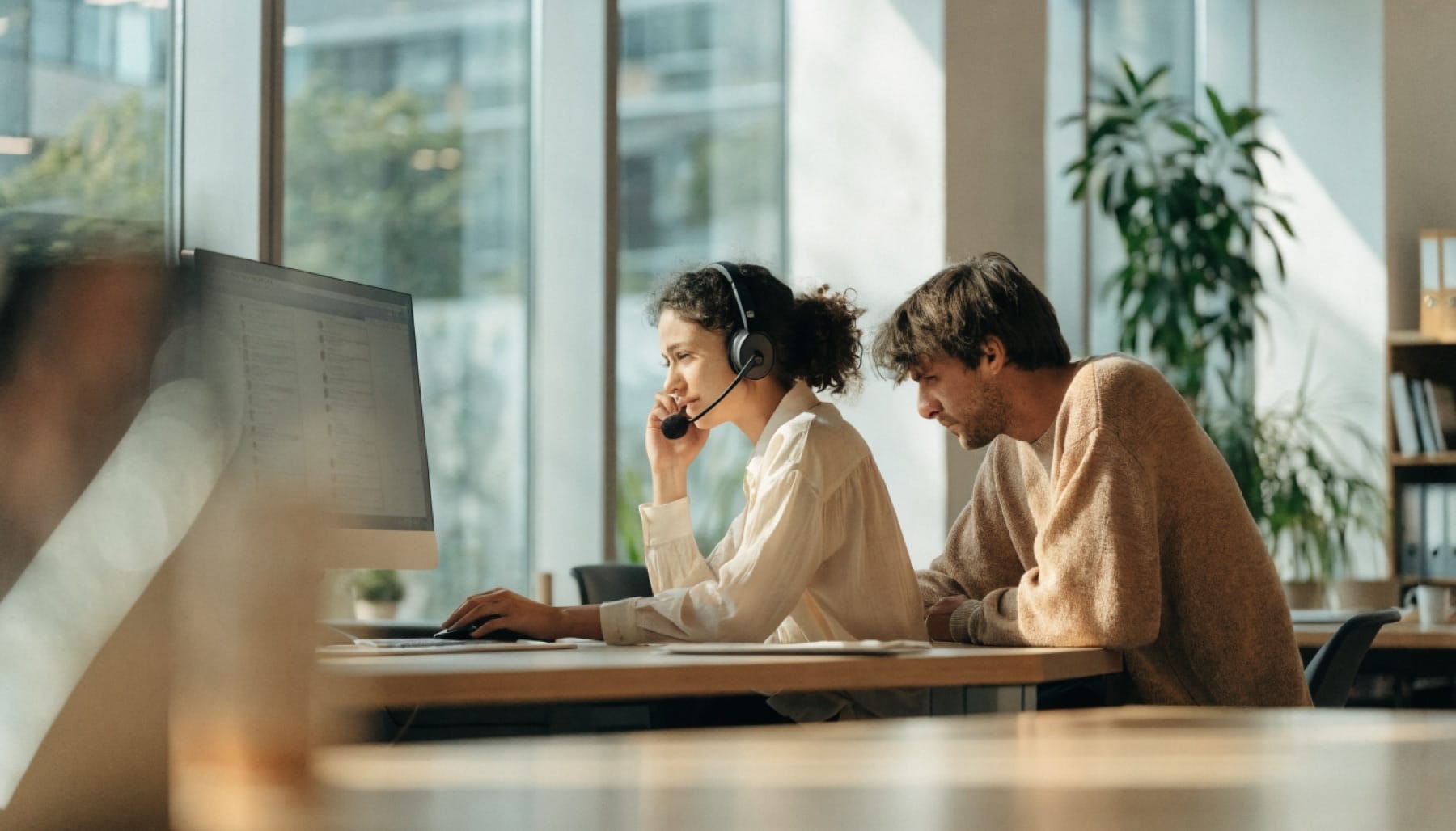 Een recruiter belt met een kandidaat terwijl ze profielen bekijkt
