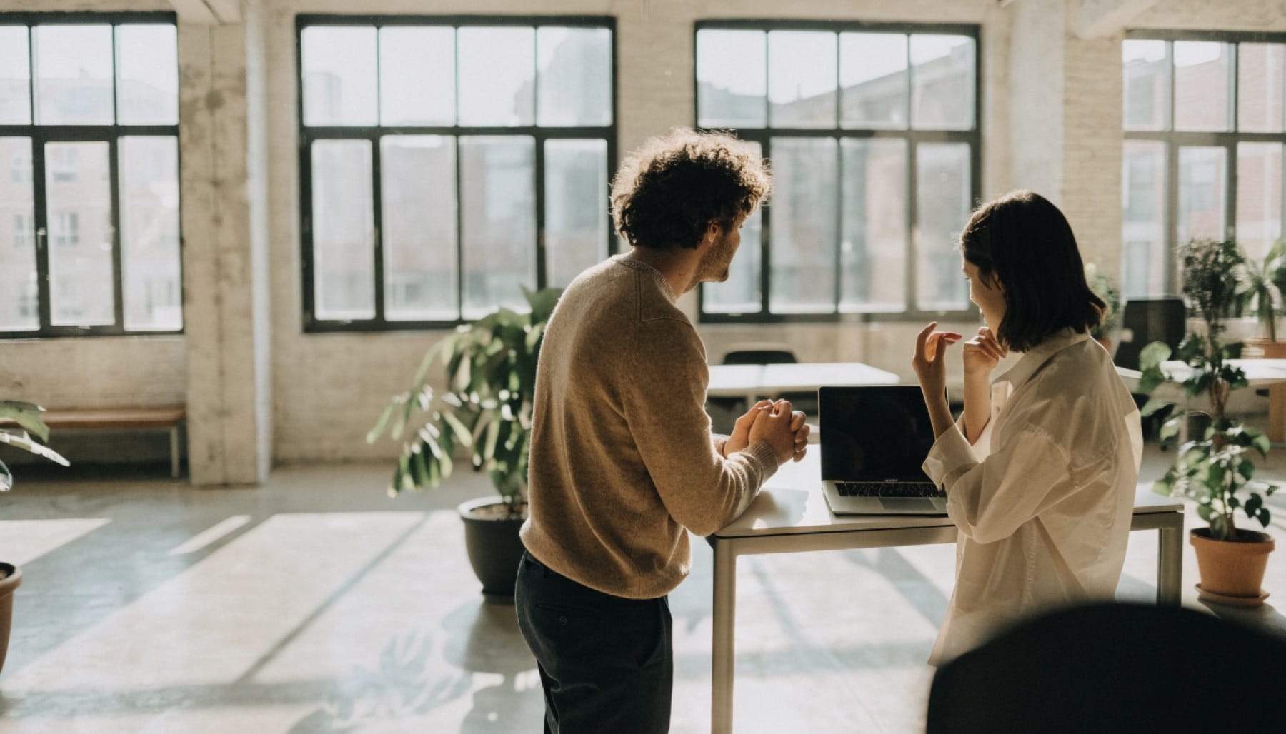 Een oprichter en een productontwerper bespreken de roadmap van hun softwareproduct